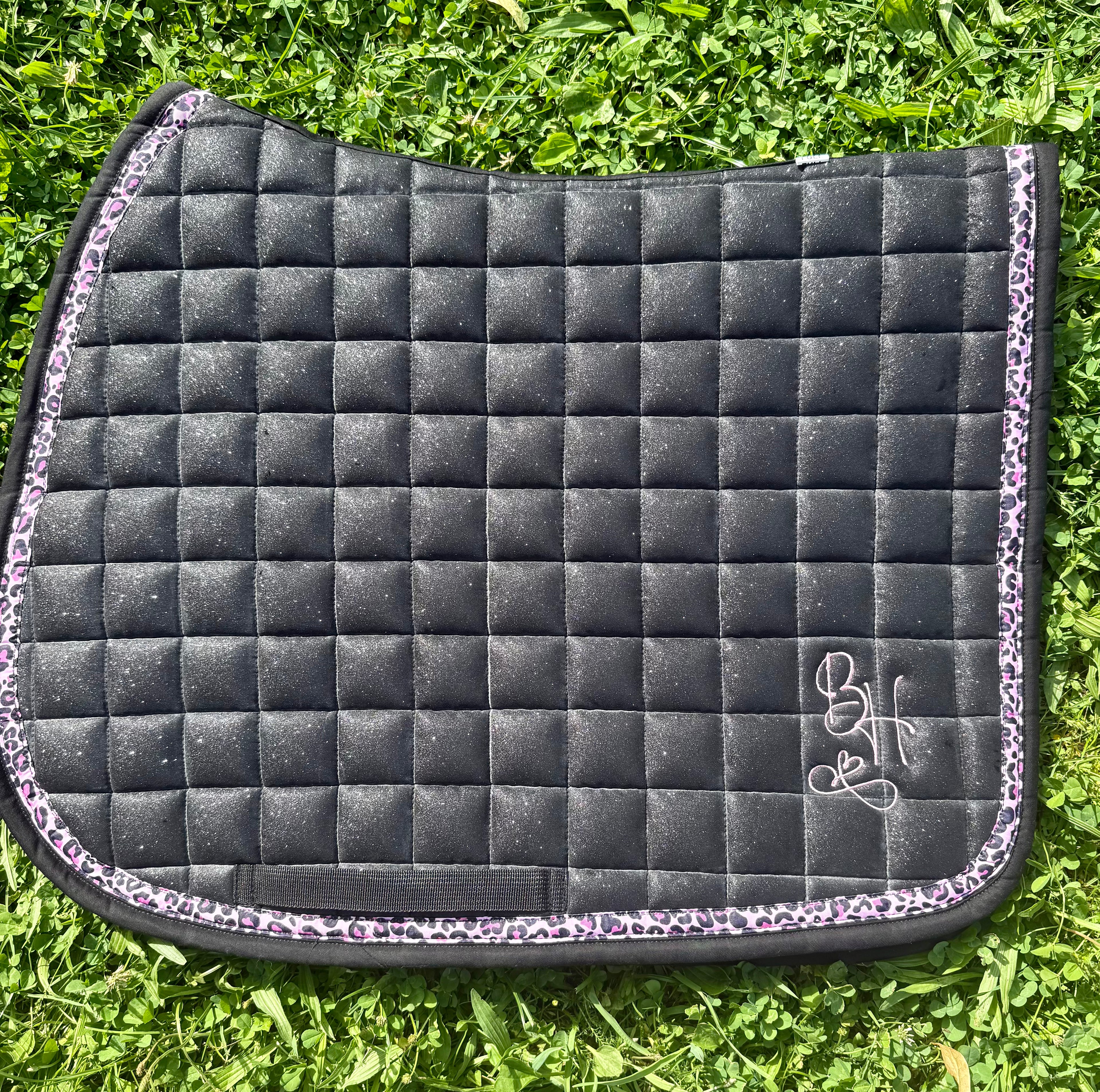 Tapis leopard pailleté